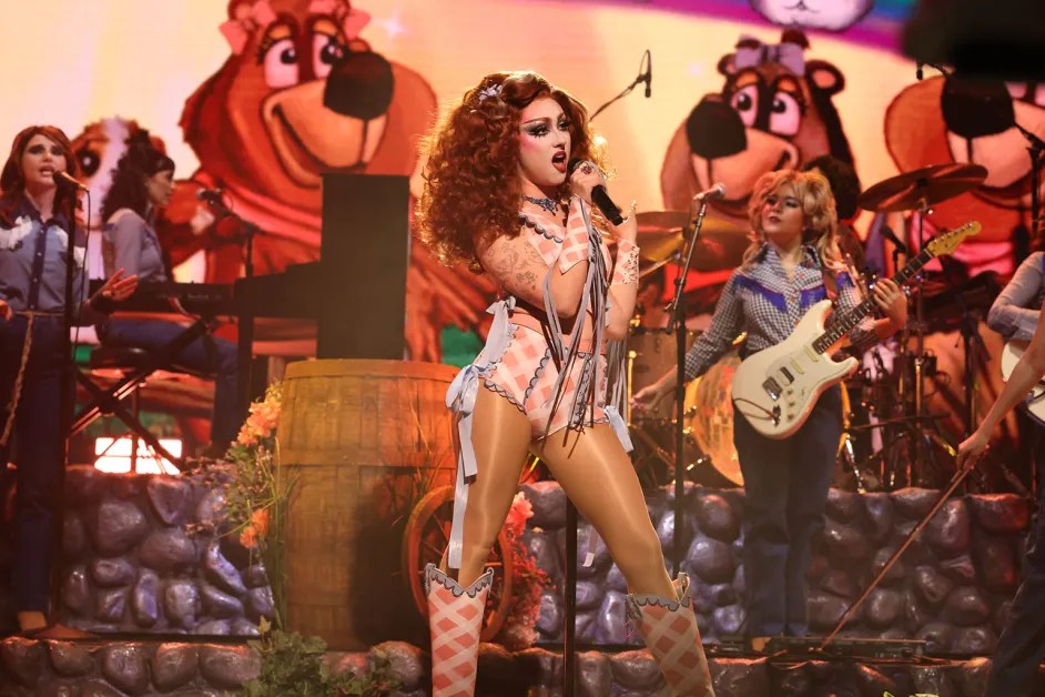 Chappell Roan’s ‘Saturday Night Live’ Debut Included a Cult-Favorite Mascara: Shop the&nbsp;Look